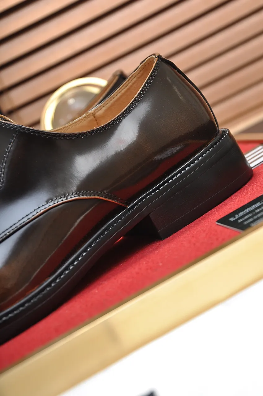 Men's shoes💰500💶Italy's top luxury men's shoe giant (GUCCI) (Gucci) (full cowhide lining) new arrival🍃Original European style🔰 Pleasant to the eye😍In order to make the shoes more durable and non-deformable🌀The production continues to follow traditional methods but there is still no lack of innovation💪Choose original sheepskin for the leather♻️ Smooth and natural And extra bright ⭐Made of imported cowhide, the first choice of rich people 38-45 (45 customized)